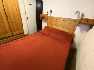 sypialnia z łóżkiem z czerwonym kocem w obiekcie Résidence Cesier - 2 Pièces pour 4 Personnes 504 w mieście Risoul