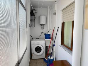 a laundry room with a washing machine and a window at Piso completo en Calle Rafael in San Vicente del Raspeig