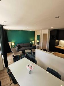een woonkamer met een tafel en een bank bij Résidence Midi - Studio pour 4 Personnes 974 in Vénosc