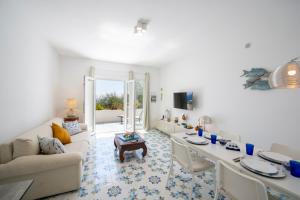 - un salon avec un canapé et une table dans l'établissement Casa Luna Sul Mare, à Praiano