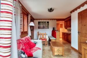 ein Wohnzimmer mit Sofa und Tisch in der Unterkunft Résidence Les Fermes du Soleil - maeva Home - Appartement 3 pièces 6 personnes - Prestige MAE-0374 in Les Carroz d'Araches