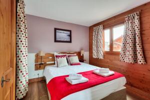 ein Schlafzimmer mit einem Bett mit zwei Handtüchern darauf in der Unterkunft Résidence Les Fermes du Soleil - maeva Home - Appartement 3 pièces 6 personnes - Prestige MAE-0374 in Les Carroz d'Araches + 25 Fotos