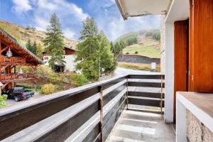 a balcony with a view of a mountain at Résidence Vars Sainte Marie - maeva Home - Studio 5 personnes - Confort 864 in Vars