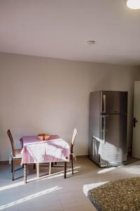 uma cozinha com uma mesa e um frigorífico em The Wind Farm em Dahab