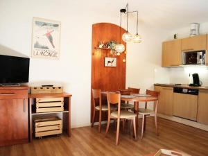 Résidence Pic Du Midi - Studio pour 4 Personnes 274 في لا مونجي: مطبخ وغرفة طعام مع طاولة وكراسي