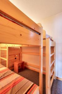 ヴァルモレルにあるQuartier Crève Cœur - maeva Home - Appartement 2 pièces 5 personnes - Con 244のベッドルーム1室(二段ベッド2組付)
