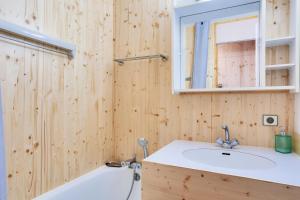 a bathroom with a sink and a mirror at Quartier Crève Cœur - maeva Home - Appartement 2 pièces 5 personnes - Con 244 in Valmorel