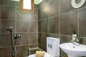 Un baño con lavabo, inodoro y ducha. en Old Boat double studio 6, en Nikiana