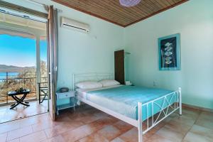 Un dormitorio con una cama y un balcón. en Old Boat double studio 10, en Nikiana