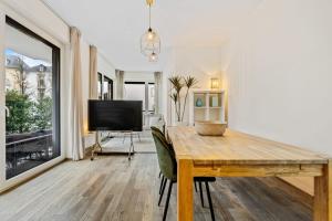 TV a/nebo společenská místnost v ubytování Elegant 1BR - Limpertsberg Gem