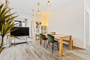 TV a/nebo společenská místnost v ubytování Elegant 1BR - Limpertsberg Gem