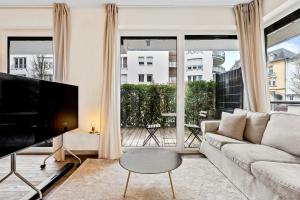TV a/nebo společenská místnost v ubytování Elegant 1BR - Limpertsberg Gem