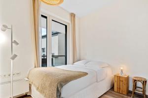 Postel nebo postele na pokoji v ubytování Elegant 1BR - Limpertsberg Gem