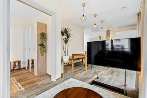 TV a/nebo společenská místnost v ubytování Elegant 1BR - Limpertsberg Gem