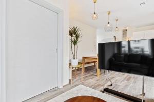 TV a/nebo společenská místnost v ubytování Elegant 1BR - Limpertsberg Gem