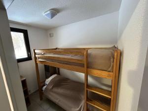 2 łóżka piętrowe w niewielkim pokoju z oknem w obiekcie Résidence Gardette - 2 Pièces pour 5 Personnes 594 w mieście Réallon