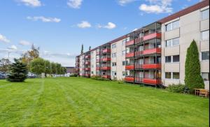 een leeg park voor een appartementencomplex bij New modern apartment - Trondheim in Trondheim