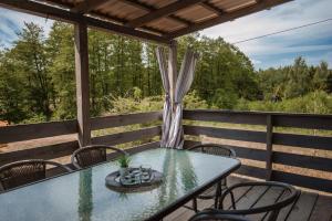 een tafel en stoelen op een terras met uitzicht bij Siedlisko13 in Mrągowo