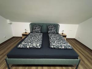 a bed in a room with two pillows on it at Wunderschöne moderne Wohnung mit 2 Schlafzimmern in Braunfels