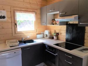 Кухня или мини-кухня в Chalets Des Aiguilles - Chalets pour 8 Personnes 674

