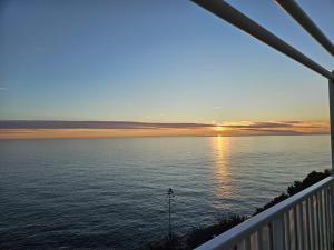 d'un balcon offrant une vue sur l'océan au coucher du soleil. dans l'établissement Kate's Place, à Dubrovnik
