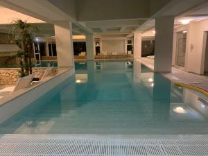 - une grande piscine d'eau bleue dans un bâtiment dans l'établissement Pestana Alvor Atlantico Residences Beach Suites, à Alvor