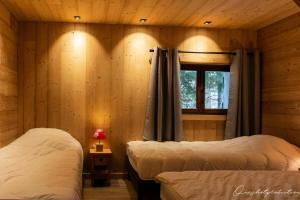 a room with two beds in a log cabin at Résidence -les Deux Alpes - Chalets 844 in Vénosc