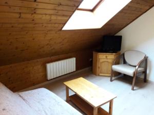 ein Schlafzimmer mit einem Bett, einem Stuhl und einem TV in der Unterkunft Résidence Bara -baratier - Pièces 874 in Baratier