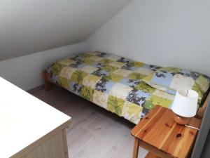 ein Schlafzimmer mit einem Bett und einem Tisch mit einer Lampe in der Unterkunft Résidence Bara -baratier - Pièces 874 in Baratier
