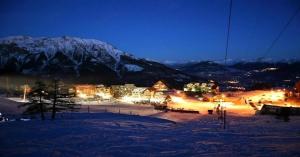 eine Stadt im Schnee in der Nacht mit schneebedeckten Bergen in der Unterkunft Résidence Bara -baratier - Pièces 874 in Baratier