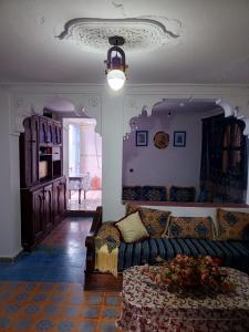 - un salon avec un canapé et une table dans l'établissement casa bilal chefchaouen, à Chefchaouen