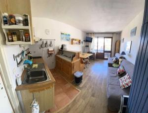 cocina y sala de estar con fregadero y sofá en Résidence Valbel - Studio pour 6 Personnes 904 en Risoul