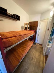 a room with two bunk beds and a closet at Résidence Valbel - Studio pour 6 Personnes 904 in Risoul