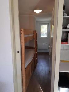 a room with two bunk beds in a house at Résidence Ecrin - Pièces 944 in Vénosc