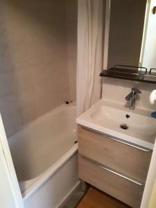 a bathroom with a sink and a bath tub and a sink at Résidence Ecrin - Pièces 944 in Vénosc