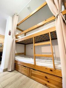 ein Schlafzimmer mit Etagenbetten in einem Zimmer in der Unterkunft Résidence Arc En Ciel C - 2 Pièces pour 4 Personnes 674 in Vénosc