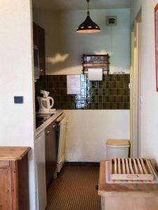 une petite cuisine avec évier et comptoir dans l'établissement Résidence Christiana - Studio pour 6 Personnes 554, à Risoul