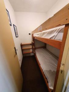 Cette petite chambre comprend 2 lits superposés. dans l'établissement Résidence Christiana - Studio pour 6 Personnes 554, à Risoul