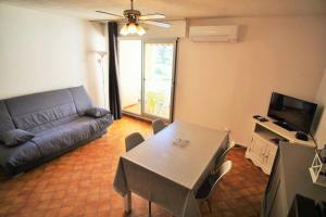 Appartement 4 couchages à 100 M de la Plage في Saint-Elme: غرفة معيشة مع أريكة وطاولة