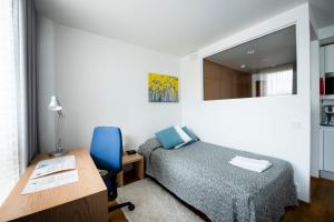 - une chambre avec un lit et un bureau dans l'établissement Aalto Inn, à Espoo