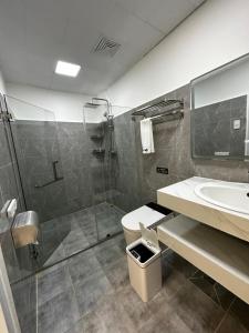 uma casa de banho com um chuveiro, um WC e um lavatório. em Luckytito Anilao Resort em Mabini
