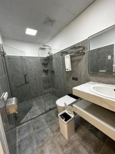 Koupelna v ubytování Luckytito Anilao Resort + 37 fotografií
