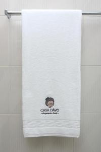 - une serviette blanche suspendue à un porte-serviettes dans la salle de bains dans l'établissement Casa Dávó, à Leiria