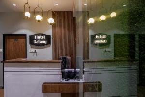 una hall con galleria d'hotel e segnali musicali a tema di hotel galaxy a Surat