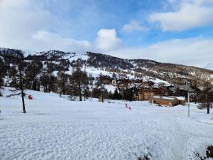 een skigebied in de sneeuw met een berg bij Résidence Le Diamant - Studio pour 4 Personnes 634 in Risoul