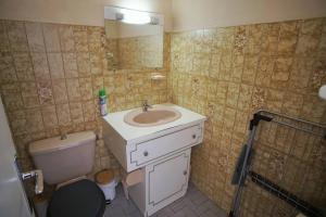 een badkamer met een wastafel, een toilet en een spiegel bij Studio avec cabine, au Pin Rolland, plage et commerces à pieds in Saint-Mandrier-sur-Mer