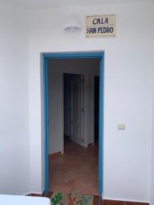 埃爾波索德洛斯弗萊爾斯的住宿－Cala San Pedro，走廊上标有读卡拉萨比德罗的标志