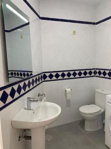 ein Bad mit einem Waschbecken und einem WC in der Unterkunft Cala San Pedro in El Pozo de los Frailes