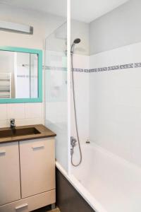 een badkamer met een bad, een wastafel en een douche bij Résidence Port Guillaume - maeva Home - 3 Pièces 6 Personnes Sélection 52 in Dives-sur-Mer
