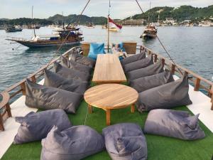 un gruppo di cuscini su una barca in acqua di Trip Labuanbajo 3D2N departure every Friday a Labuan Bajo